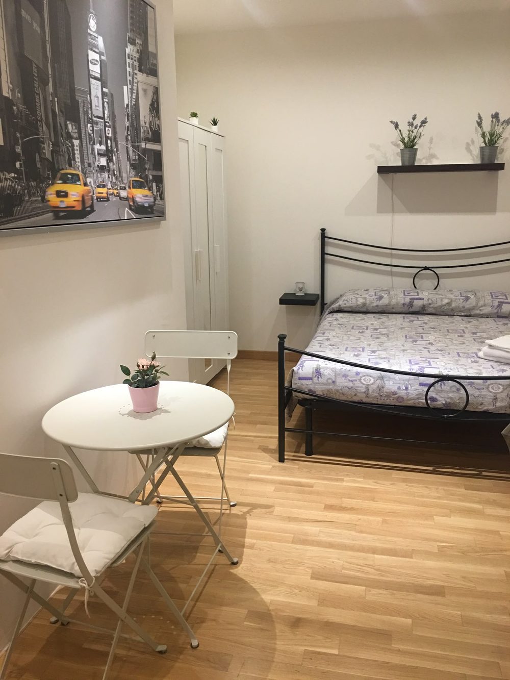 Camera doppia con letto matrimoniale e angolo relax — B&B Lulù, Impruneta