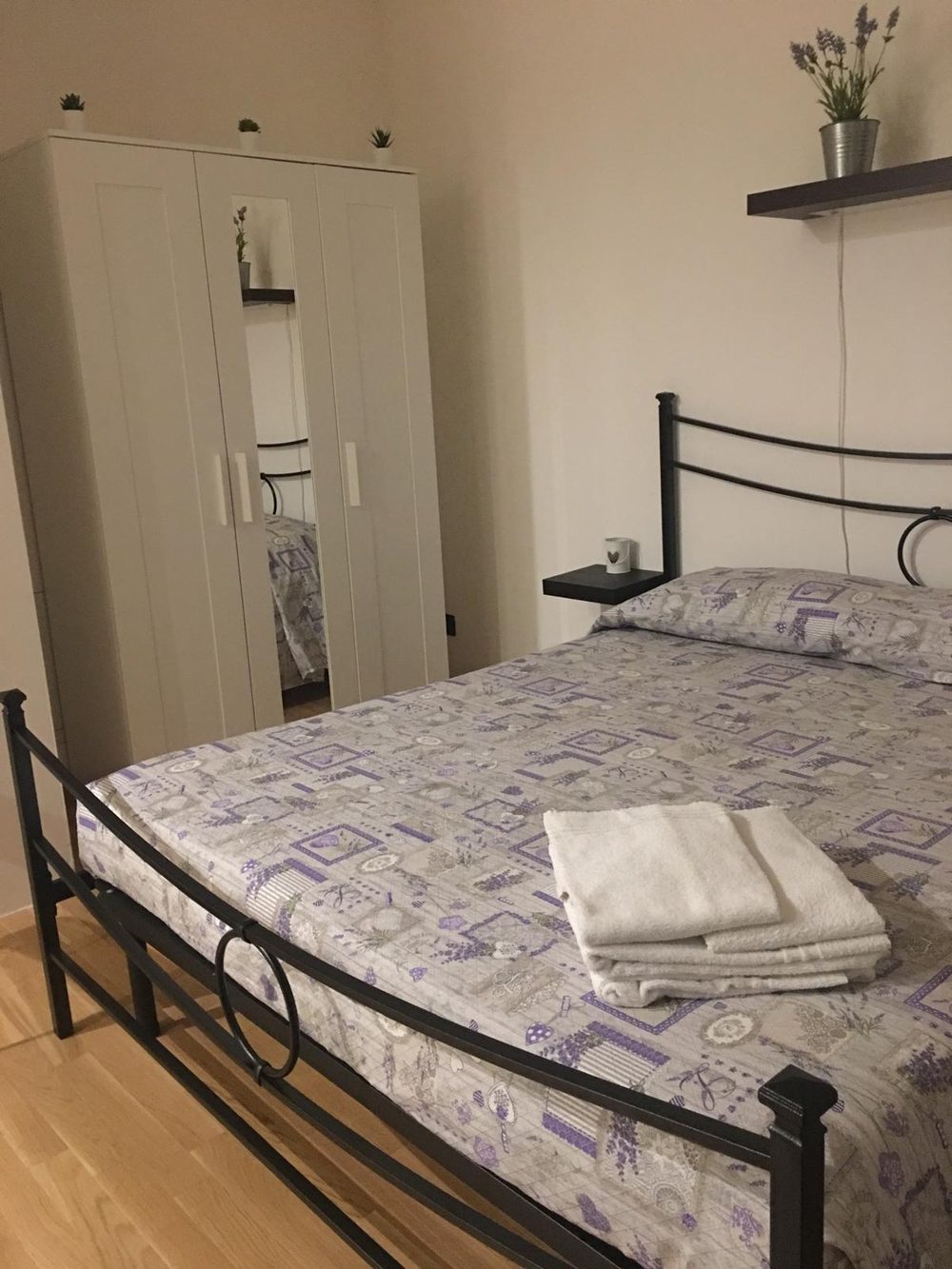 Camera doppia con letto matrimoniale e armadio — B&B Lulù, Impruneta