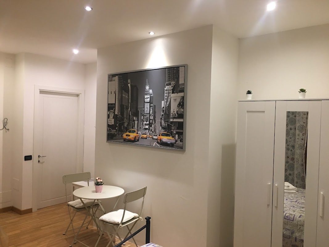 Interno della camera con angolo pranzo e armadio — B&B Lulù, Impruneta